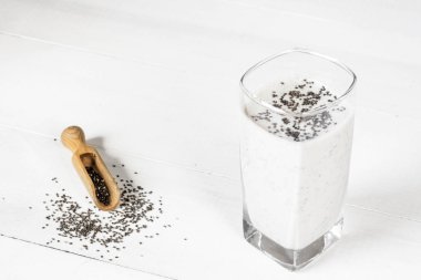 Beyaz yüzlü chia tohum ile kokteyl.