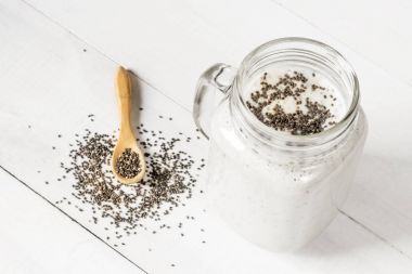 Beyaz yüzlü chia tohum ile kokteyl.