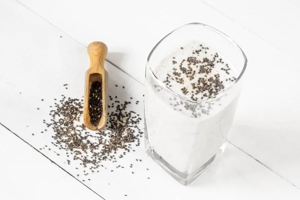 Fehér koktél chia mag smoothie. — Stock Fotó