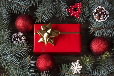 Hediyelerle Noel süslemesi