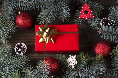 Noel dekorasyonları ahşap arka plan üzerinde Noel hediyeleri ile