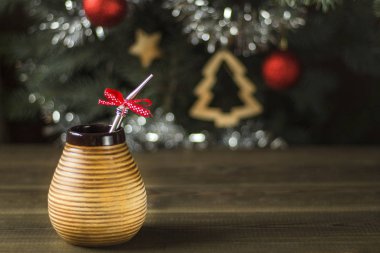 yerba dostum Noel ağacının altında