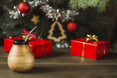 yerba dostum Noel ağacının altında