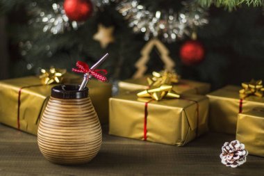 yerba dostum Noel ağacının altında