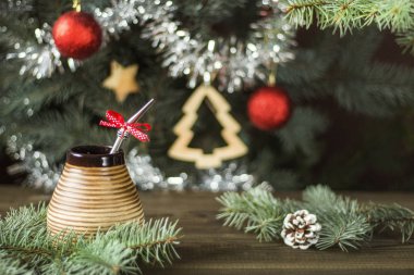 yerba dostum Noel ağacının altında