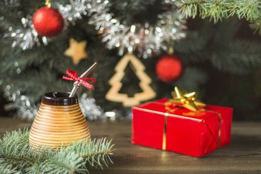 yerba dostum Noel ağacının altında