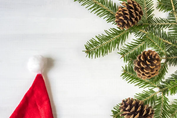 Decoraciones Navidad Con Sombrero Santa Sobre Fondo Madera Blanca — Foto de Stock