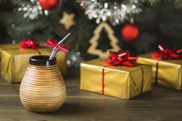 yerba dostum Noel ağacının altında