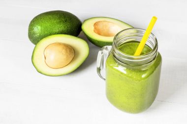 taze avokado güler yüzlü kokteyl içki. sağlıklı yaşam konsepti