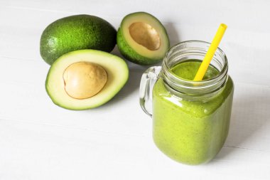 taze avokado güler yüzlü kokteyl içki. sağlıklı yaşam konsepti