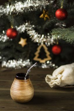 Noel ağacının altında yerba dostum. yerba dostum Noel arka plan