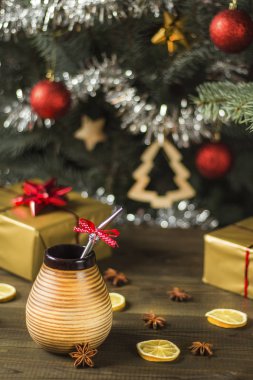 Noel ağacının altında yerba dostum. yerba dostum Noel arka plan