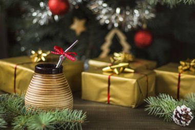 Noel ağacının altında yerba dostum. yerba dostum Noel arka plan