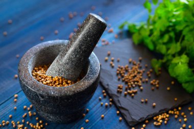 kişniş tohumları ve granit harçla yapraklar