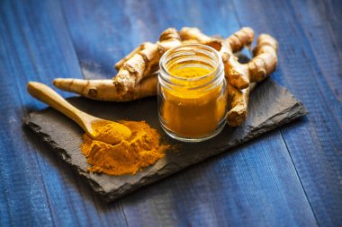 Zerdeçal tozu ve taze zerdeçal kökü.