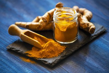 Zerdeçal tozu ve taze zerdeçal kökü.