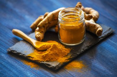 Zerdeçal tozu ve taze zerdeçal kökü.