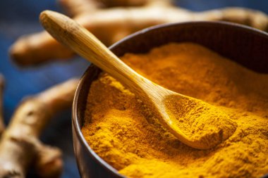 Zerdeçal tozu ve taze zerdeçal kökü.