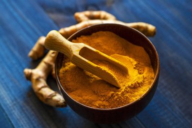 Zerdeçal tozu ve taze zerdeçal kökü.