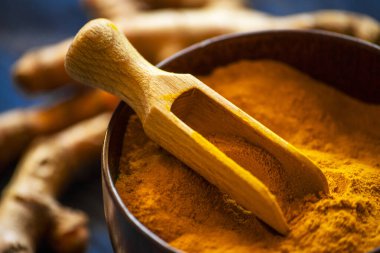 Zerdeçal tozu ve taze zerdeçal kökü.