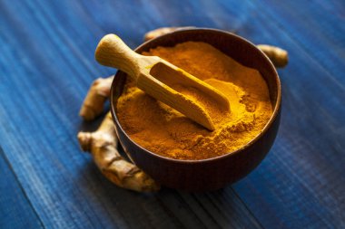 Zerdeçal tozu ve taze zerdeçal kökü.