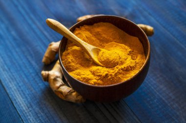 Zerdeçal tozu ve taze zerdeçal kökü.