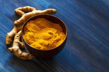 Zerdeçal tozu ve taze zerdeçal kökü.