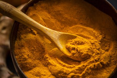 Zerdeçal tozu. Taze baharat konsepti