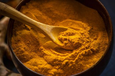 Zerdeçal tozu. Taze baharat konsepti