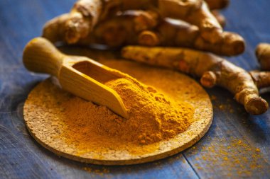 Zerdeçal tozu ve taze zerdeçal kökü.