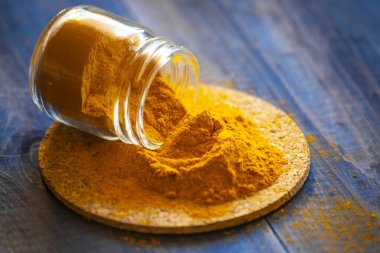 Zerdeçal tozu. Taze baharat konsepti