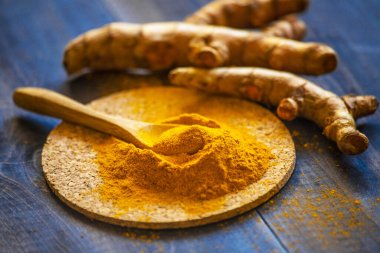 Zerdeçal tozu ve taze zerdeçal kökü.