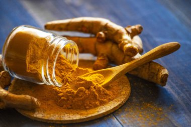 Zerdeçal tozu ve taze zerdeçal kökü.