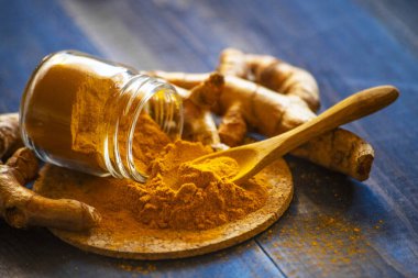 Zerdeçal tozu ve taze zerdeçal kökü.