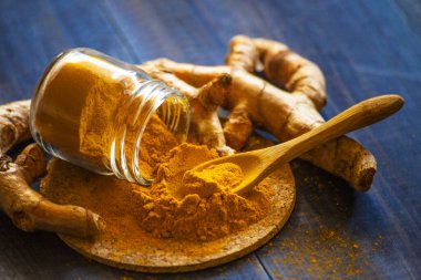 Zerdeçal tozu ve taze zerdeçal kökü.