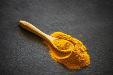 Zerdeçal tozu. Taze baharat konsepti