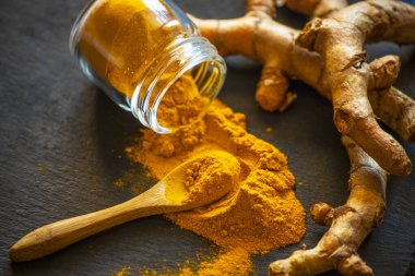 Zerdeçal tozu ve taze zerdeçal kökü.