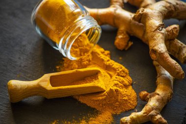 Zerdeçal tozu ve taze zerdeçal kökü.