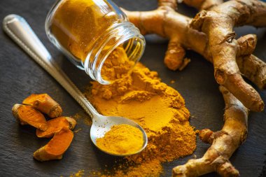 Zerdeçal tozu ve taze zerdeçal kökü.