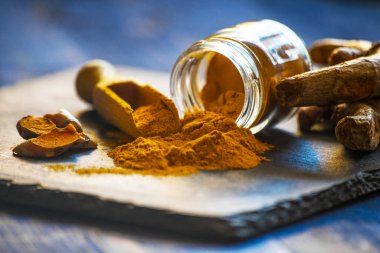 Zerdeçal tozu ve taze zerdeçal kökü.