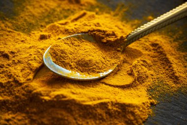 Zerdeçal tozu. Taze baharat konsepti