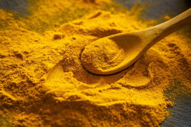 Zerdeçal tozu. Taze baharat konsepti