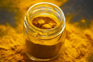 Zerdeçal tozu. Taze baharat konsepti