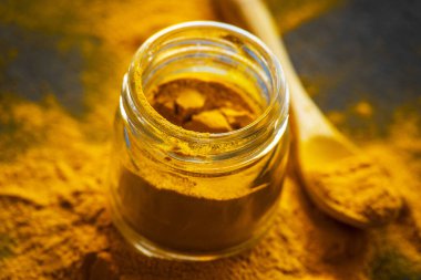 Zerdeçal tozu. Taze baharat konsepti