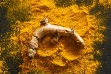 Zerdeçal tozu ve taze zerdeçal kökü.