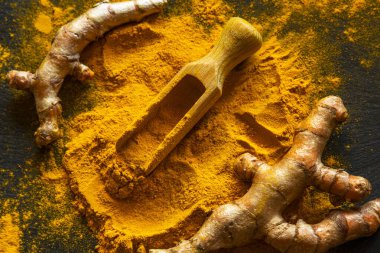 Zerdeçal tozu ve taze zerdeçal kökü.