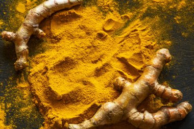 Zerdeçal tozu ve taze zerdeçal kökü.