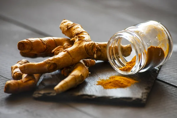 Zerdeçal tozu ve taze zerdeçal kökü.