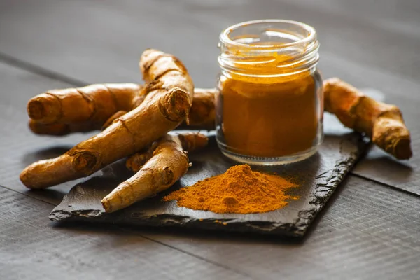 Zerdeçal tozu ve taze zerdeçal kökü.