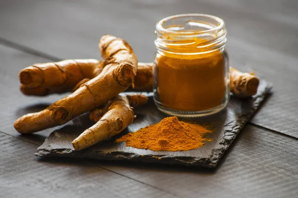 Zerdeçal tozu ve taze zerdeçal kökü.